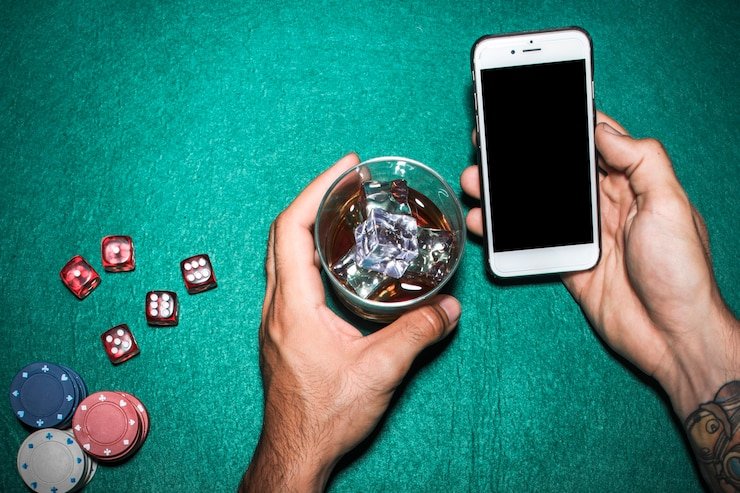 Seorang pria menggunakan smartphone melihat jadwal dan pasar taruhan olahraga online