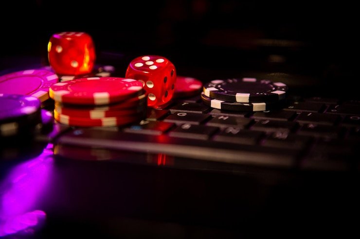 Dealer live casino sedang membagikan kartu dengan antusias di sesi permainan interaktif